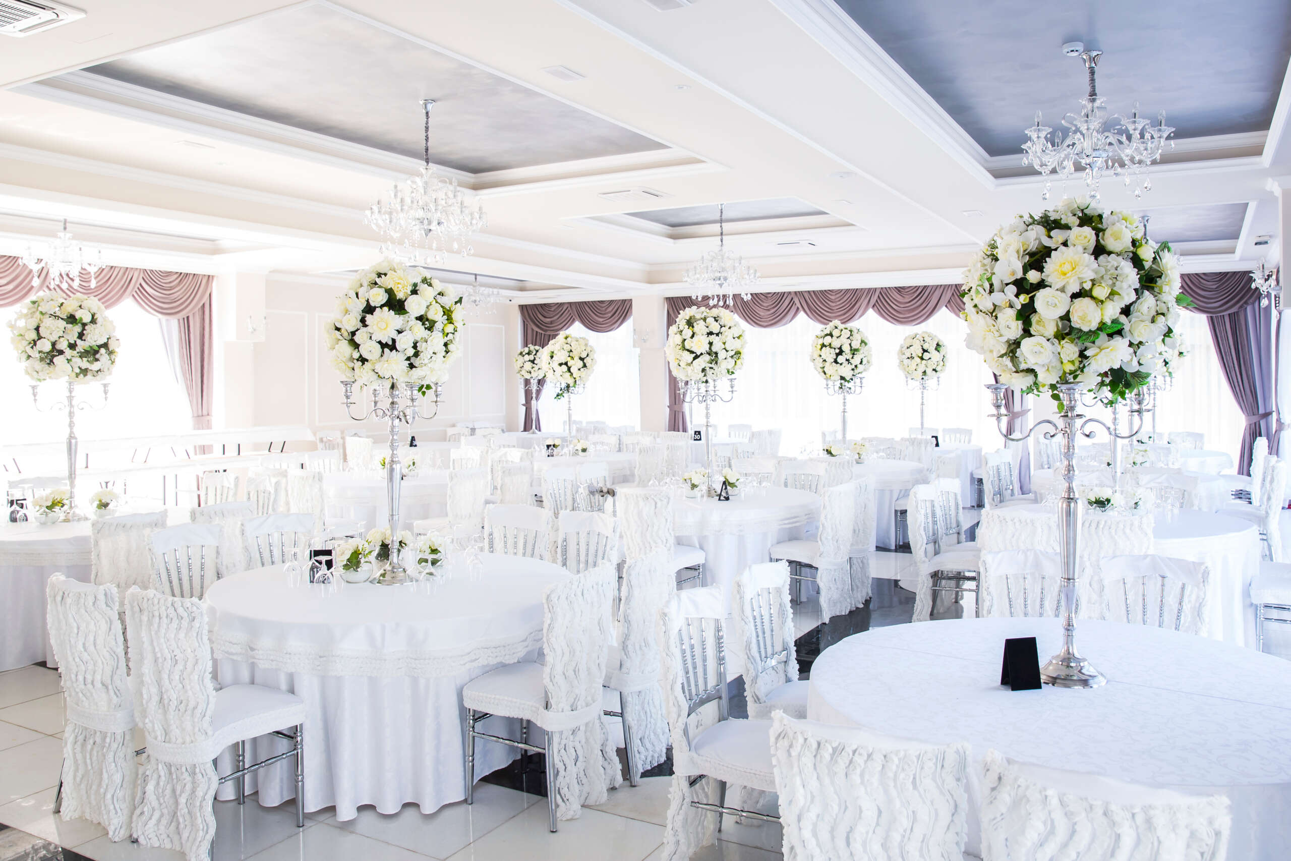 elegant wedding reception table arrangement, floral centerpiece